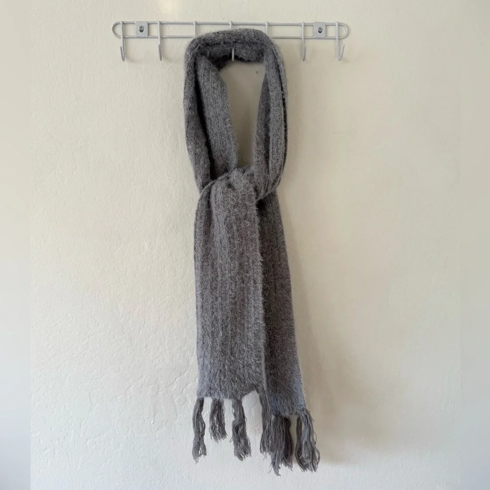 David and Young Cozy Gray Fuzzy Knit Scarf Fringe